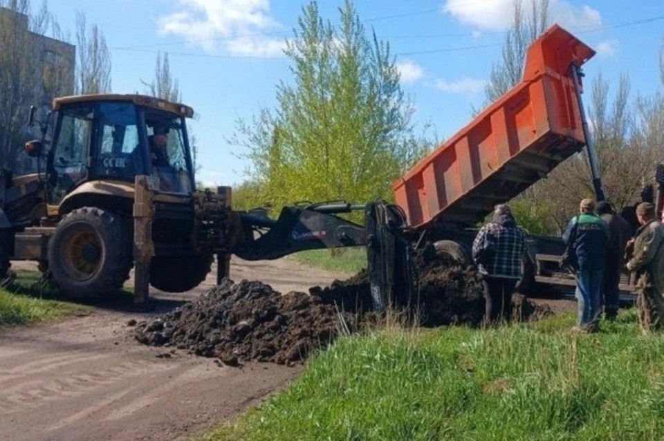    Рабочие ежедневно проводят как аварийно-восстановительные, так и комплексные профилактические мероприятия на коммунальных сетях. Фото: Минстрой ДНР