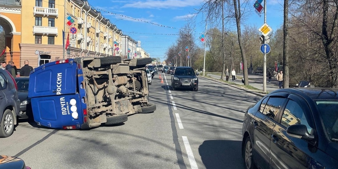 В Петрозаводске микроавтобус "Почты России" перевернулся и повредил три машины