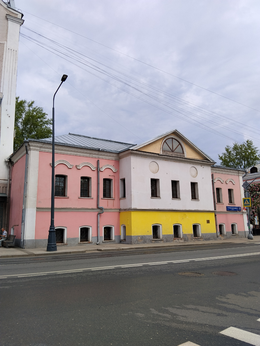Это дворец. Можно пройти мимо и не заметить. 