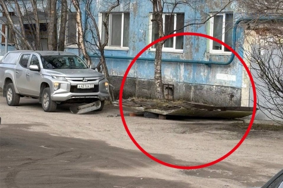    Повезло, что в этот момент никто не входил и не выходил из подъезда, иначе тяжелых травм было бы не избежать.Фото: vk.com/murmanskgroup