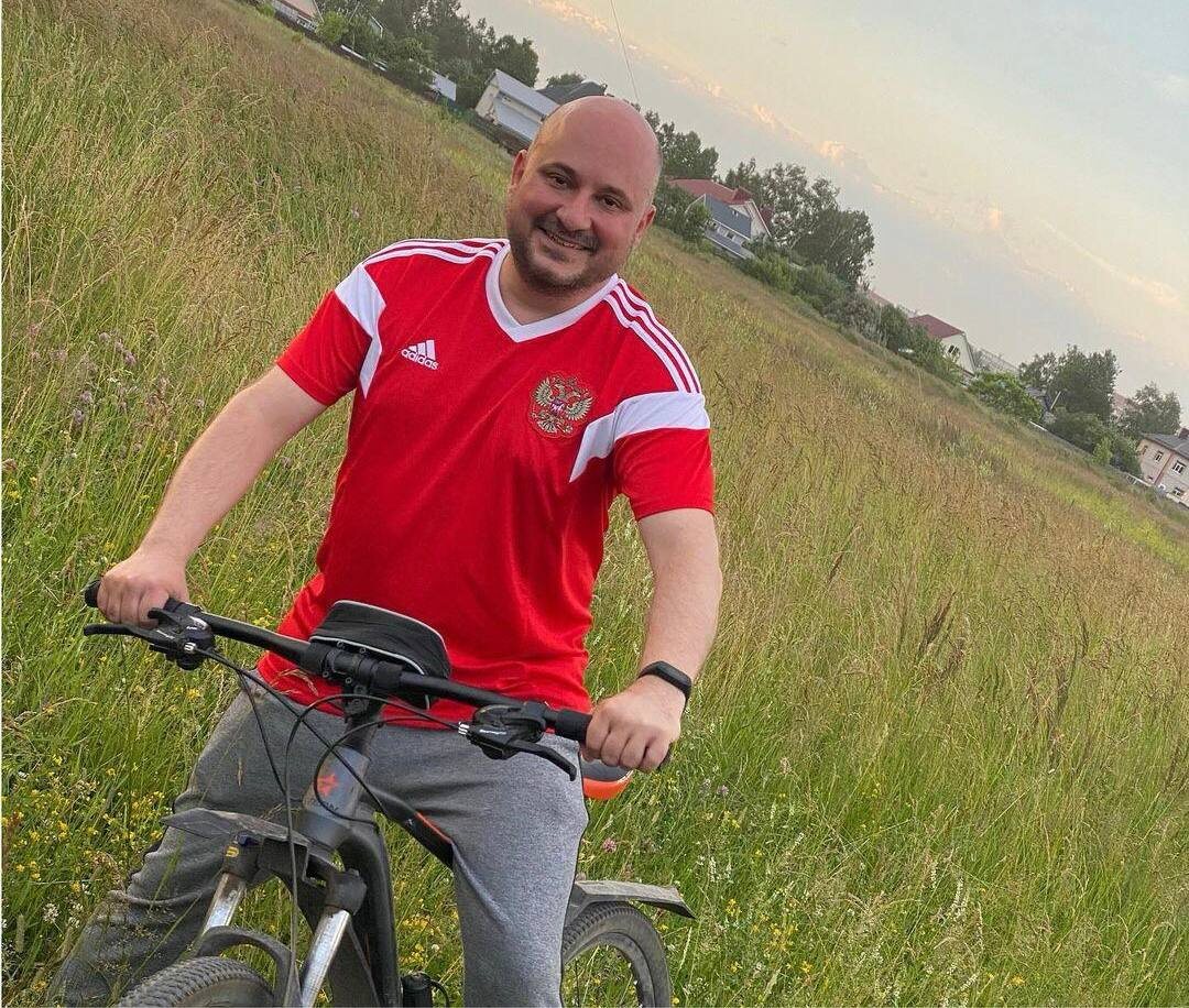 9 июля 2020 года. Счастливая прогулка, счастливого автора в одном из лучших городов страны - Коврове. Я и мой велосипед, который украдут через год в Москве. Но тем летни вечером я был очень счастлив, без причины. Фото из личного архива автора. 