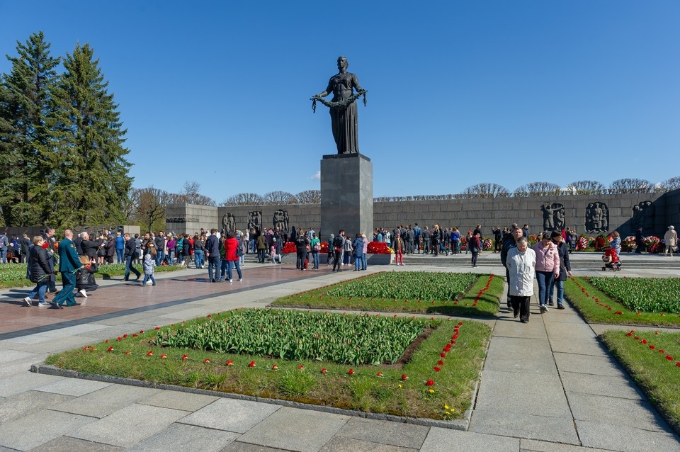    Церемония началась с минуты молчания у монумента «Мать-Родина». Олег ЗОЛОТО