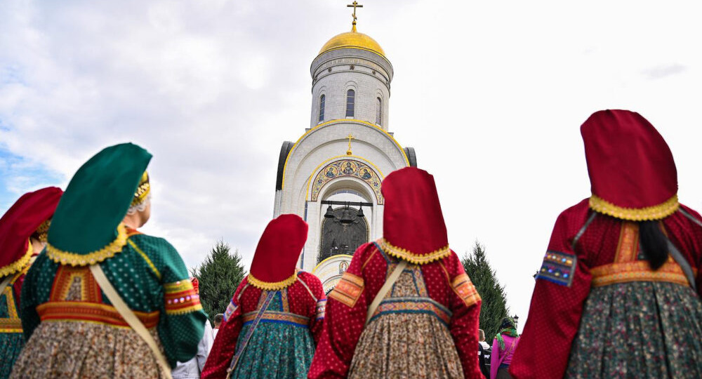 «Нужно так знакомиться»: священник одобрил тренд зумеров на поиск пары в храмах
