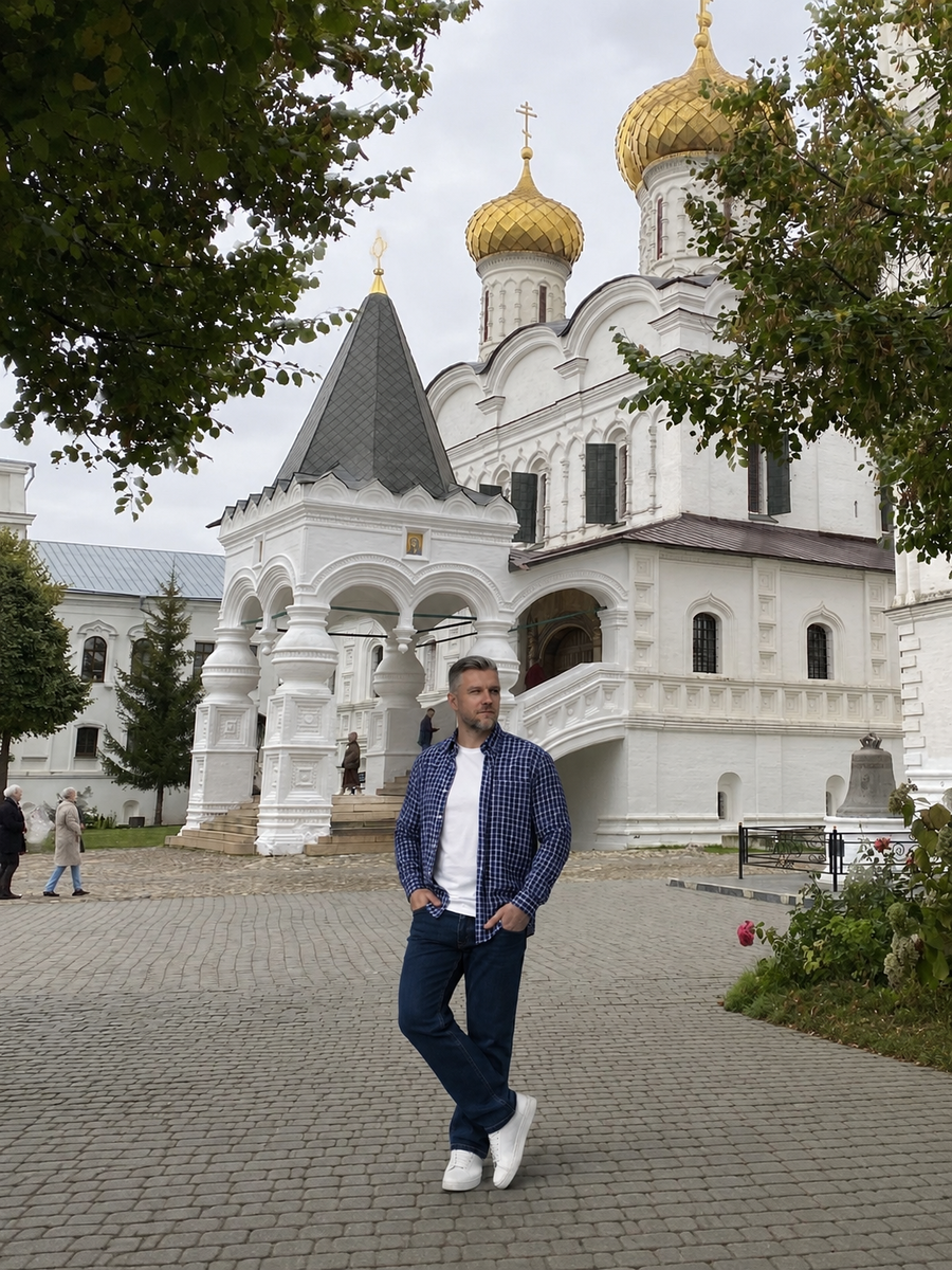 На фото рубашка ZENZE PALERMO. Свято-Троицкий Ипатьевский монастырь, Кострома