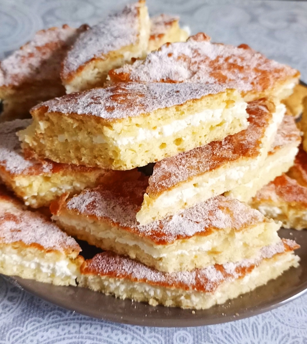Ароматный и очень вкусный песочный пирог с творогом. Готовится просто и довольно быстро.