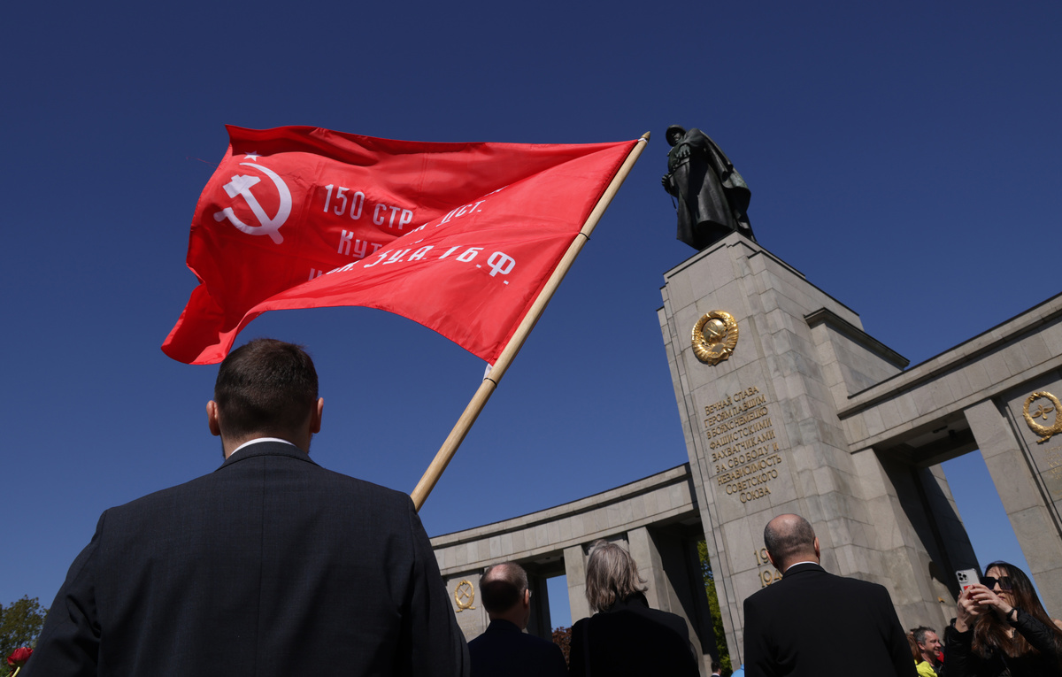    День Победы в парке Тиргартен, Берлин  Sean Gallup/Getty Images