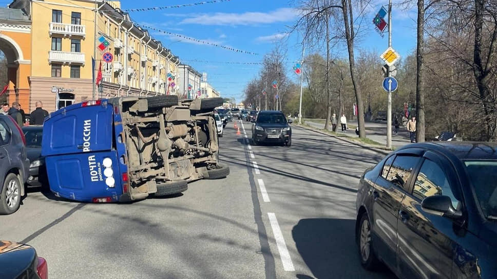 В Петрозаводске микроавтобус «Почты России» перевернулся и повредил три машины.📷Фото: Официальная группа Госавтоинспекции Петрозаводска во «ВКонтакте»