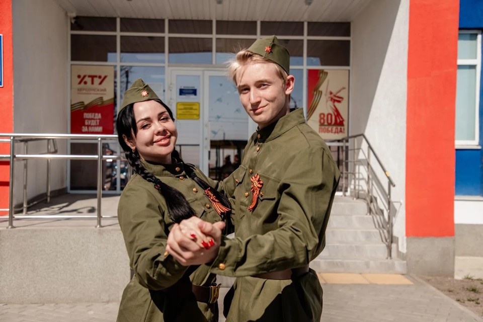    В Геническе студенты и сотрудники ХТУ станцевали «Вальс Победы» Фото: ХТУ
