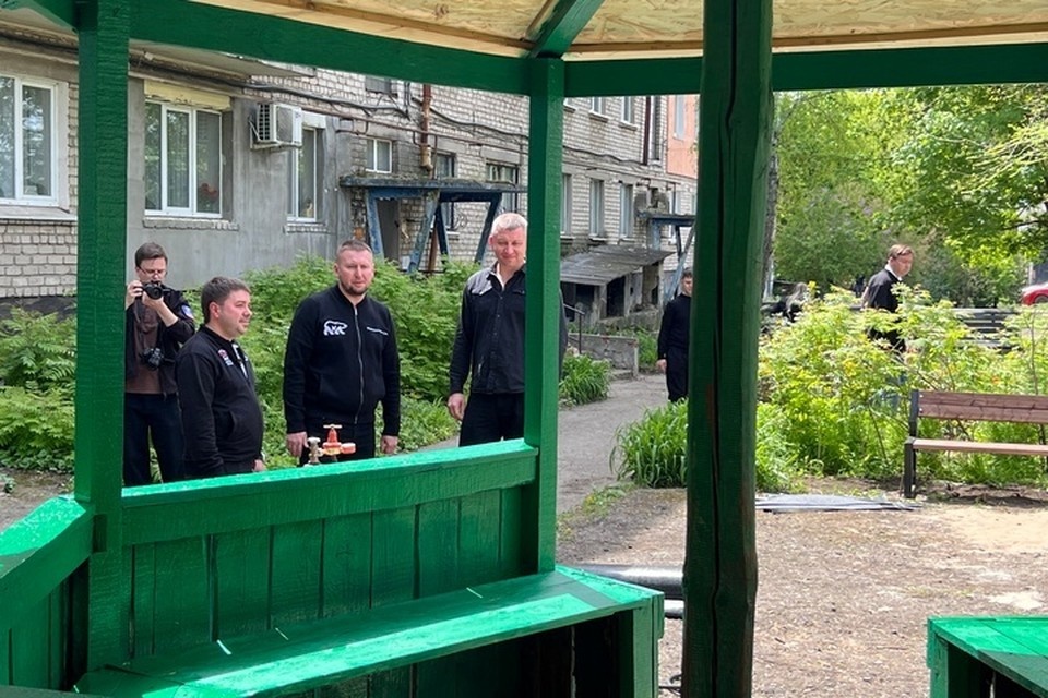    У дома узницы концлагеря в Луганске по просьбе жителей обновили двор Валерия РАЗИНА