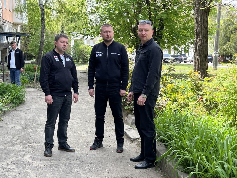    У дома узницы концлагеря в Луганске по просьбе жителей обновили двор Валерия РАЗИНА