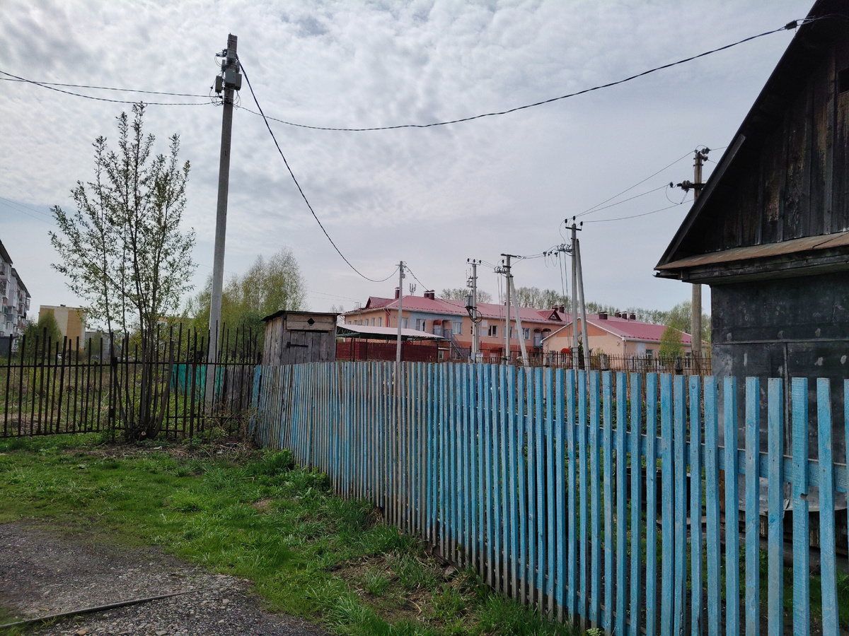 Между столбом и домиком будет стоять новая бытовка