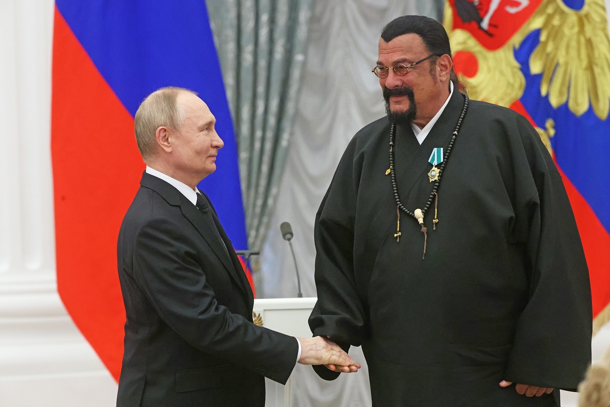 Президент Владимир Путин в Кремле наградил Стивена Сигала орденом Дружбы