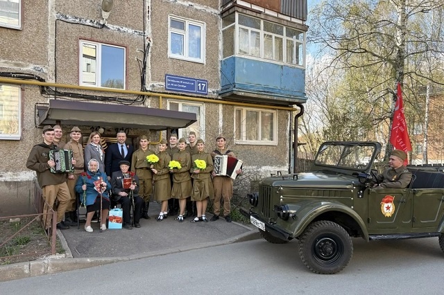 «Смуглянка» под окнами: как в Кировском районе Казани ветераны принимают поздравления с 9 Мая