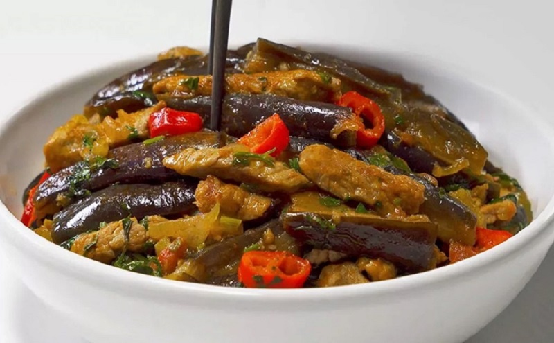 Как приготовить баклажаны по-корейски с мясом: пикантная закуска, которая собирает всех за столом 