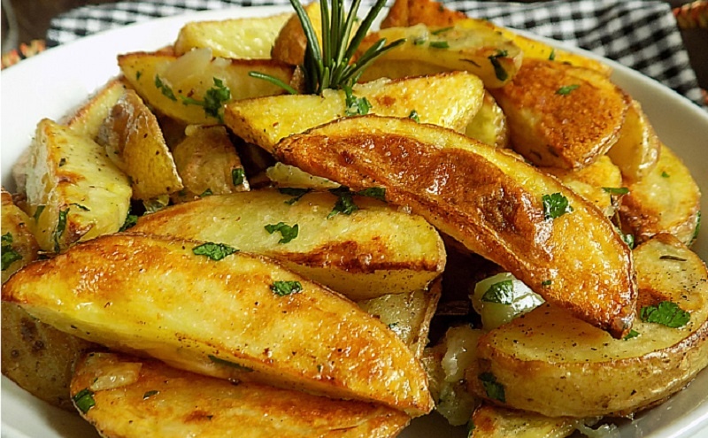 Рецепт жареной картошки в духовке с чесночным соусом и зеленью