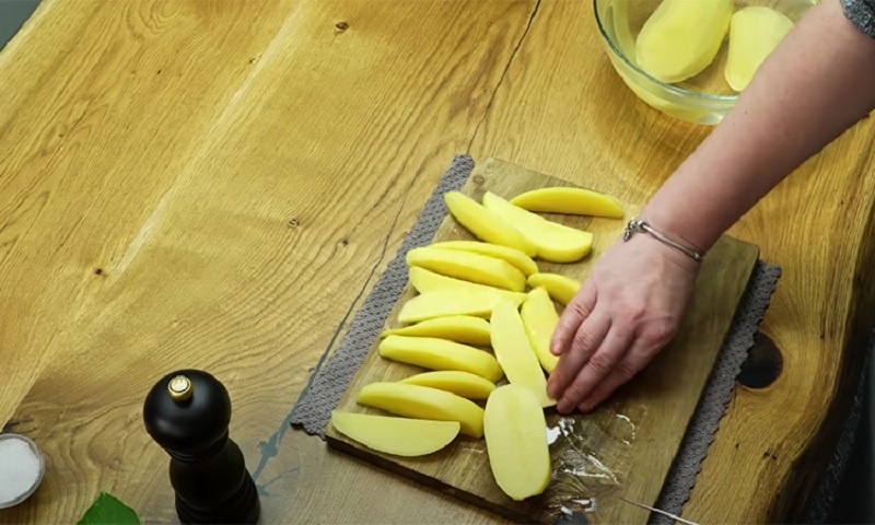 Рецепт жареной картошки в духовке с чесночным соусом и зеленью