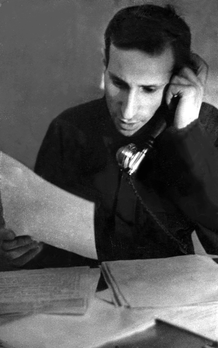 И.В. Хмельницкий - директор Ленинградской объединенной киностудии с мая 1942 по сентябрь 1943 года, начальник фронтовой киногруппы Ленинградского фронта. www.csdfmuseum.ru
