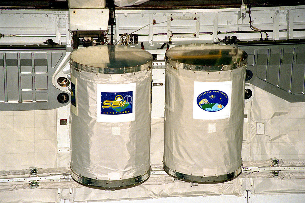 Контейнеры GAS в нрузом отсеке шаттла "Атлантис" во время миссии STS-91 (июнь 1998 года)