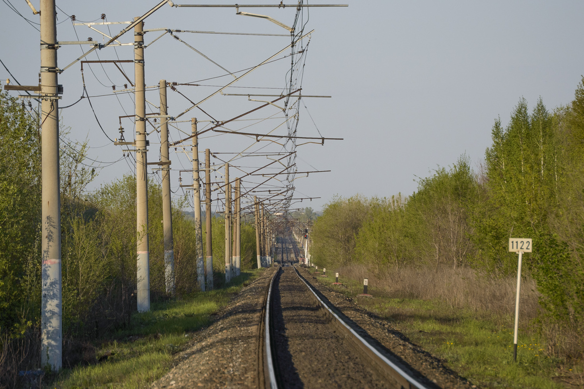 Вид на входной светофор на пост «1124 км», фото сделано на 1122 километре