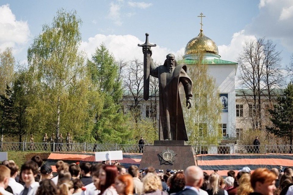    Горожане возложили цветы к монументу. Фото: пресс-служба мэрии города
