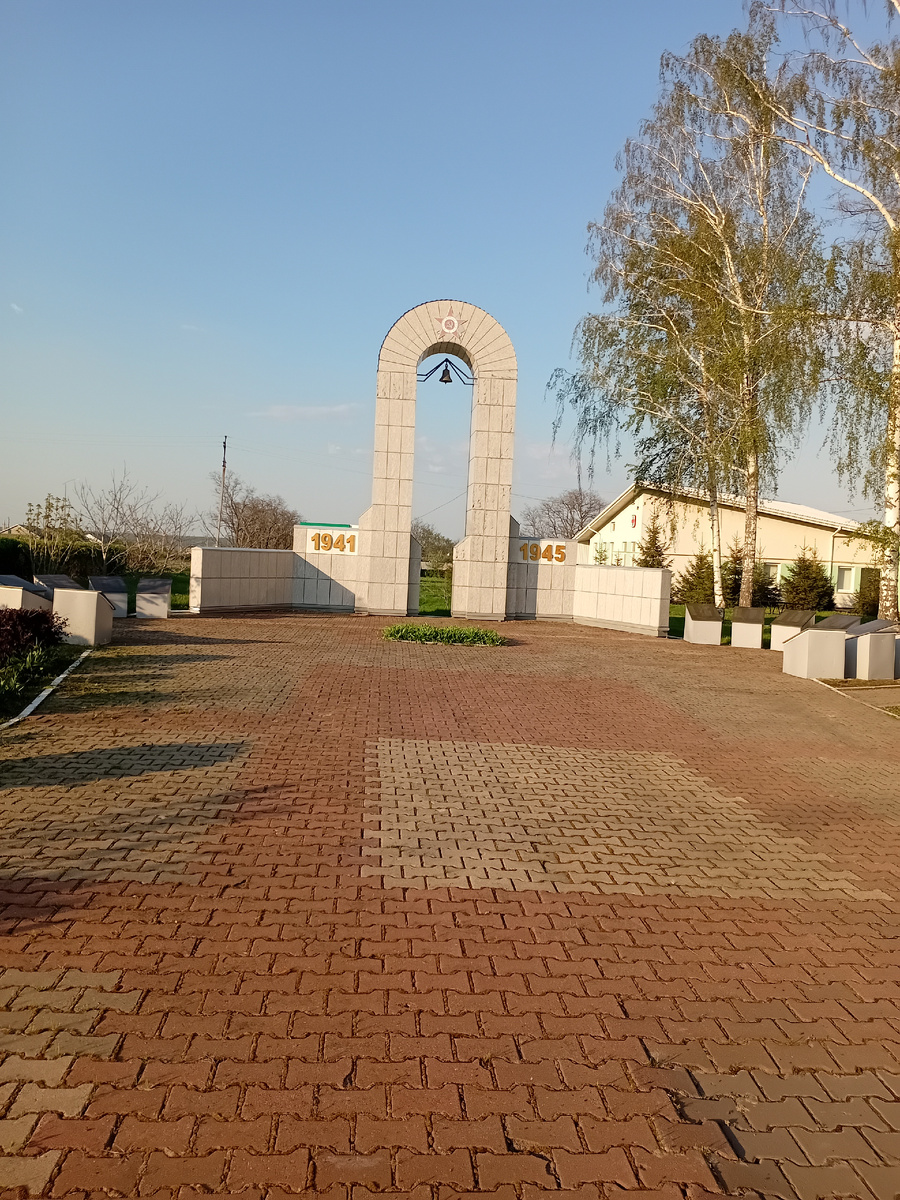 памятник в моем селе