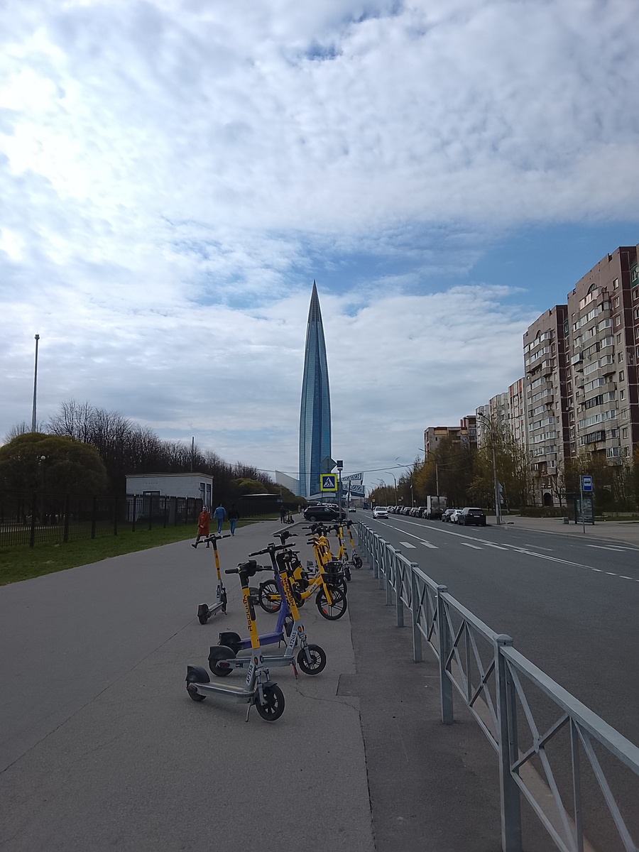 Вид на башню Лахта центр около входа в парк.