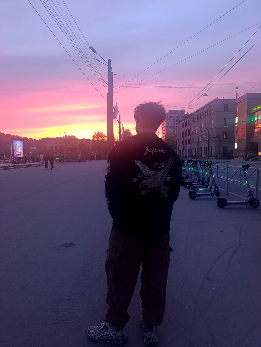 Сын у метро. 