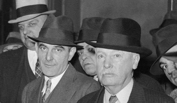 Виктор Люстиг (слева) после задержания