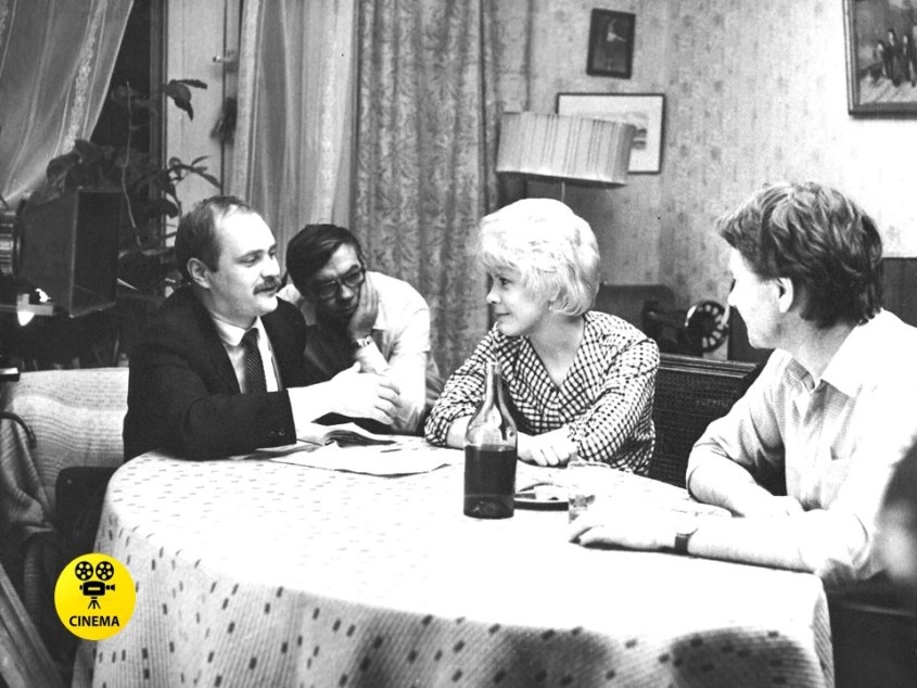 На съёмках фильма "Блондинка за углом" (1984).