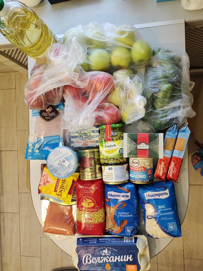 Продуктовая корзина от Онкологики, простите за ноги в кадре)