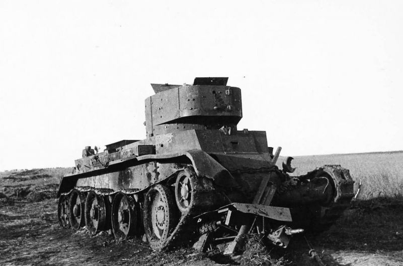 Подбитый советский танк БТ-7, раздавивший немецкую пушку PaK 35/36 в районе Магерова, конец июня 1941 года.