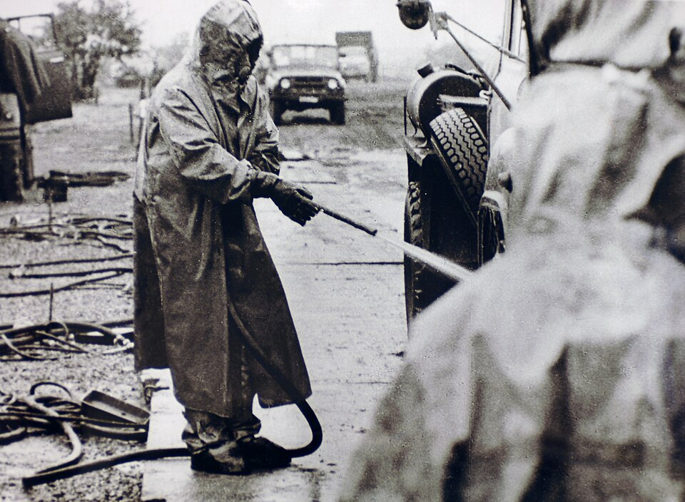 Резервист в ходе проведения дезактивационных мероприятий. Фото; wikipedia.org