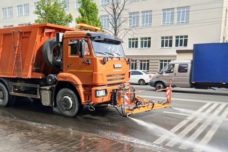    В Мариуполе для очистки городских дорог от пыли и грязи задействовали специализированную технику. Фото: Администрация Мариуполя
