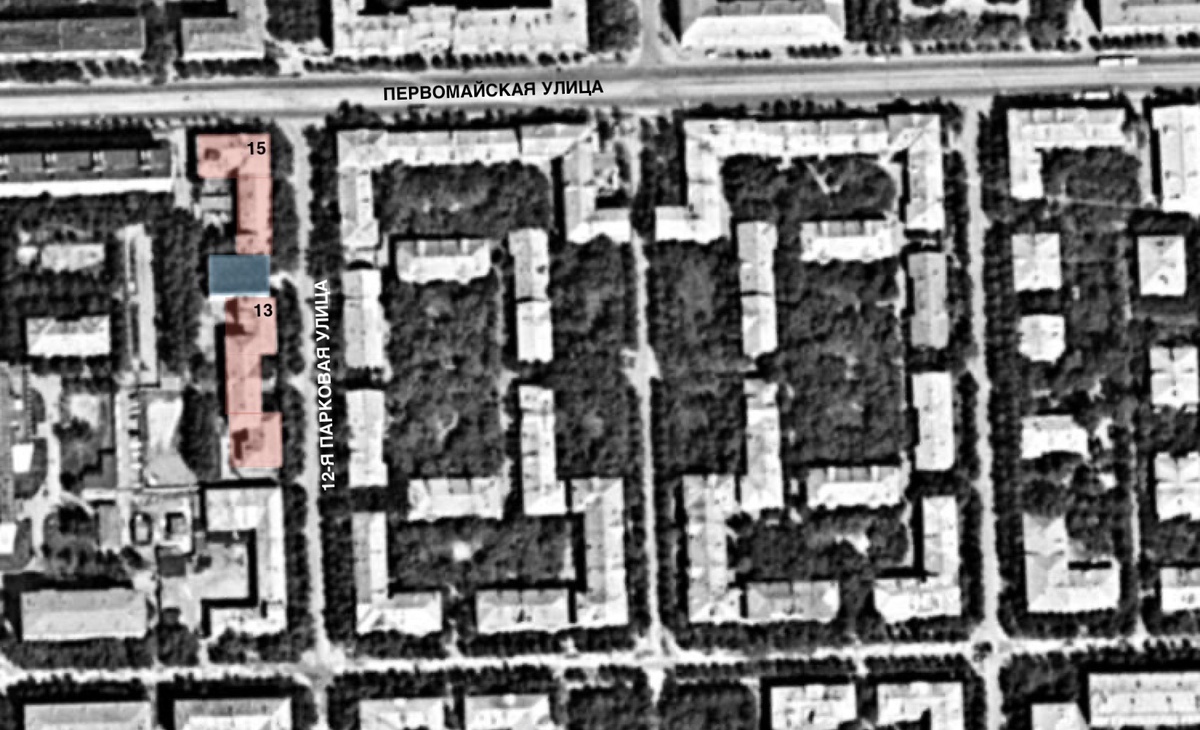 12-я Парковая улица, 13-15 (выделены красным) на спутниковом снимке 1980 г. Синим показана поздняя вставка между зданиями. Источник: retromap.ru
