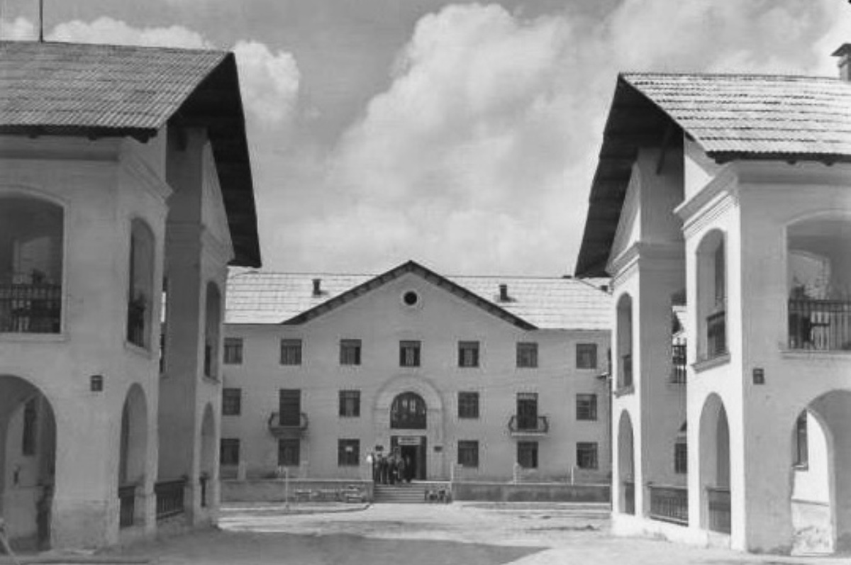 12-я Парковая улица, 13. Вид на главный фасад из центральной части поселка Минтяжстроя. Фотография 1950 г. Источник: goskatalog.ru