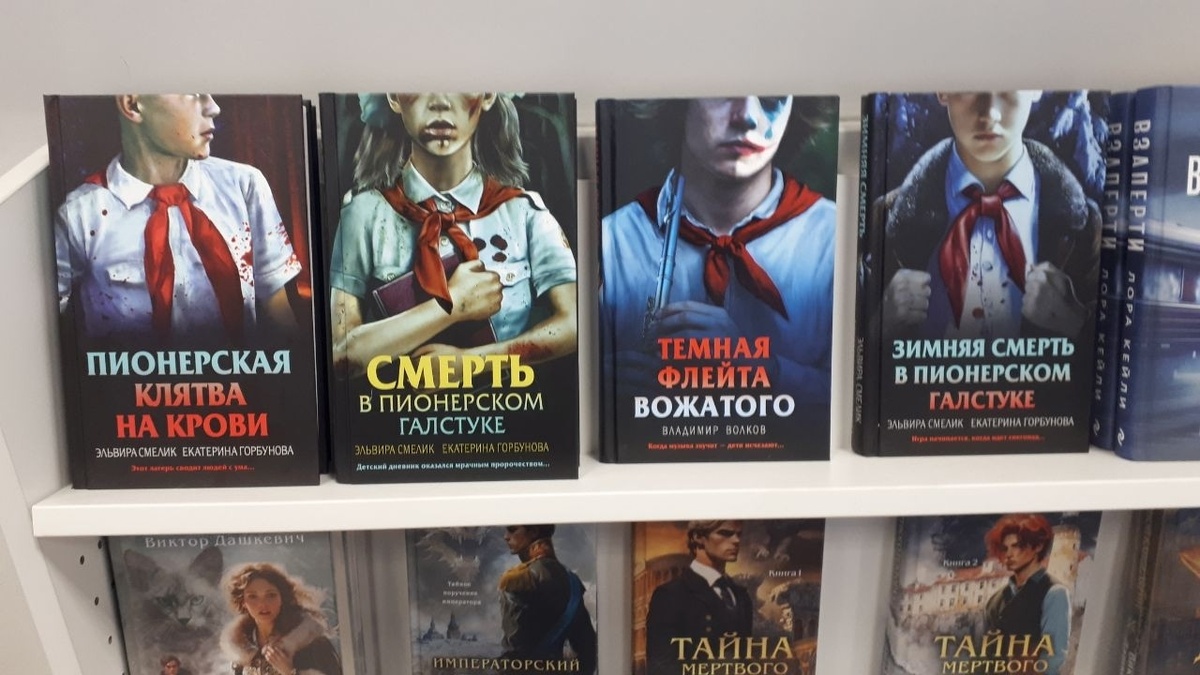 Книжная полка на уровне глаз а центре зала магазина «Буквоед».
