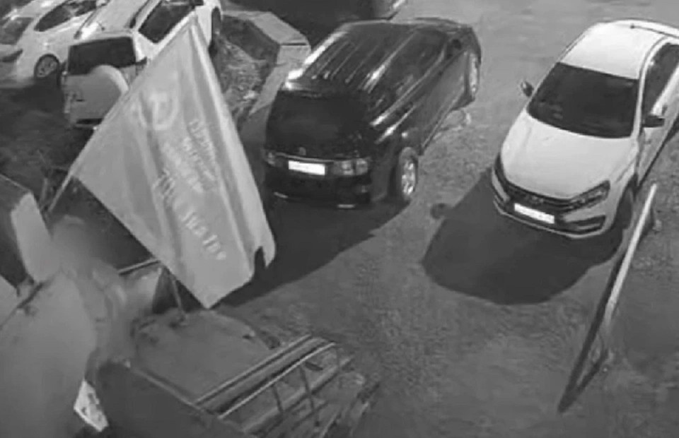    В Красноярске житель сломал древко «Знамени Победы» на фасаде дома. Скриншот: СК по Красноярскому краю и РХ