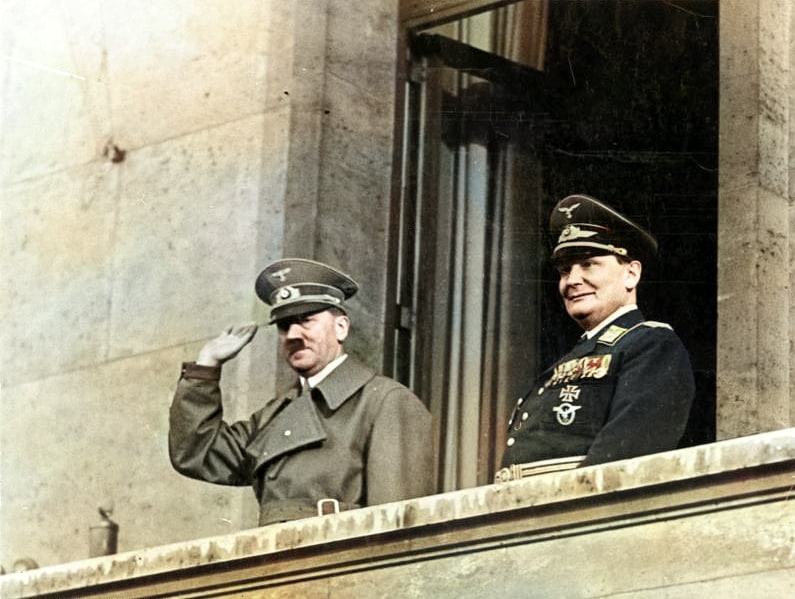 Гитлер и Геринг на балконе рейхсканцелярии в Берлине. 16 марта 1938 года