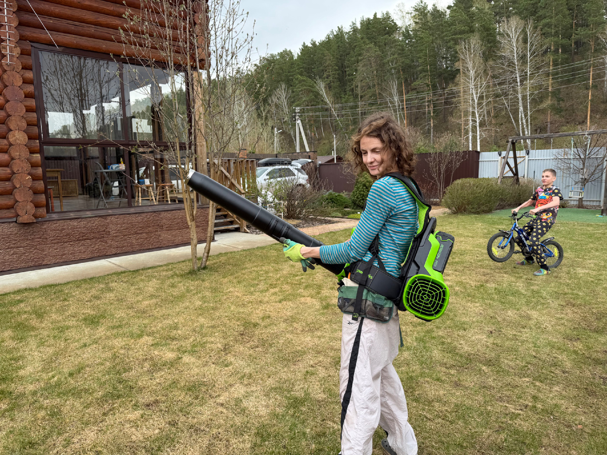 Это аккумуляторная воздуходувка Greenworks на 40V