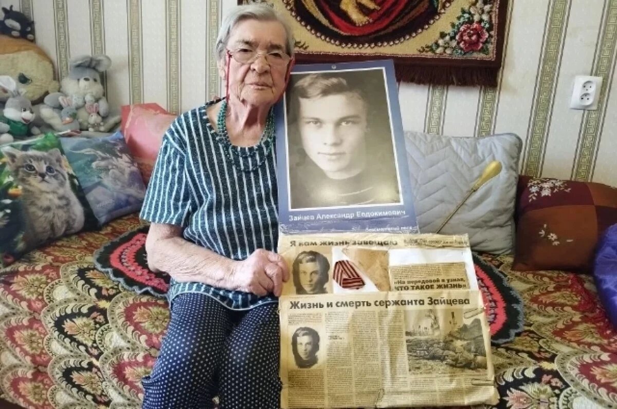    Кира Зайцева с портретом брата Александра