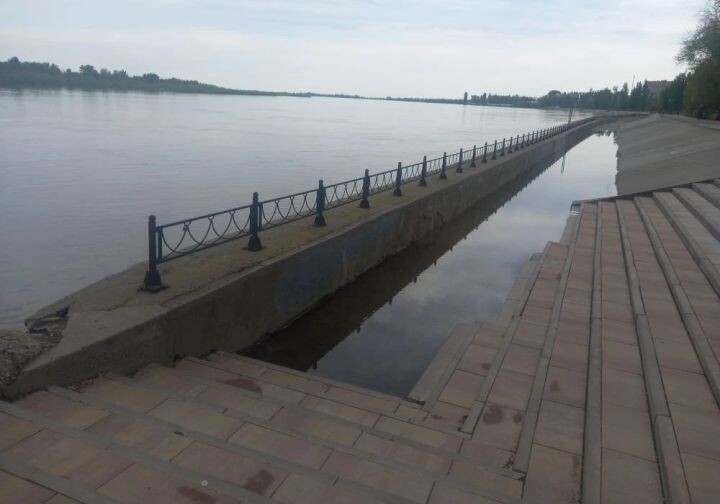 Волга разошлась: вода захлестнула весь нижний ярус астраханских набережных