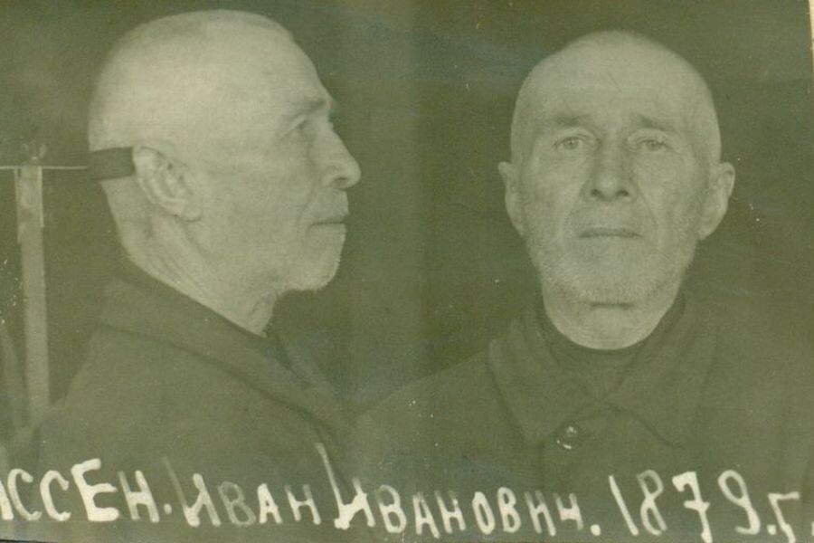 Как следует из материалов уголовного дела, проживая на временно оккупированной немцами территории Тигервейде Черниговского района, Запорожской области, в период с ноября 1941 по сентябрь 1943 гг Иван Крыссен работал немецким старостой.