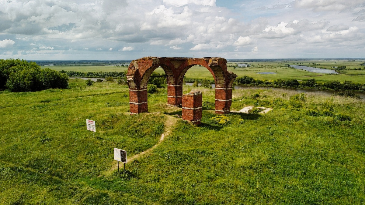 Руины алтарной части Борисоглебского собора, построенного в 1914 году
