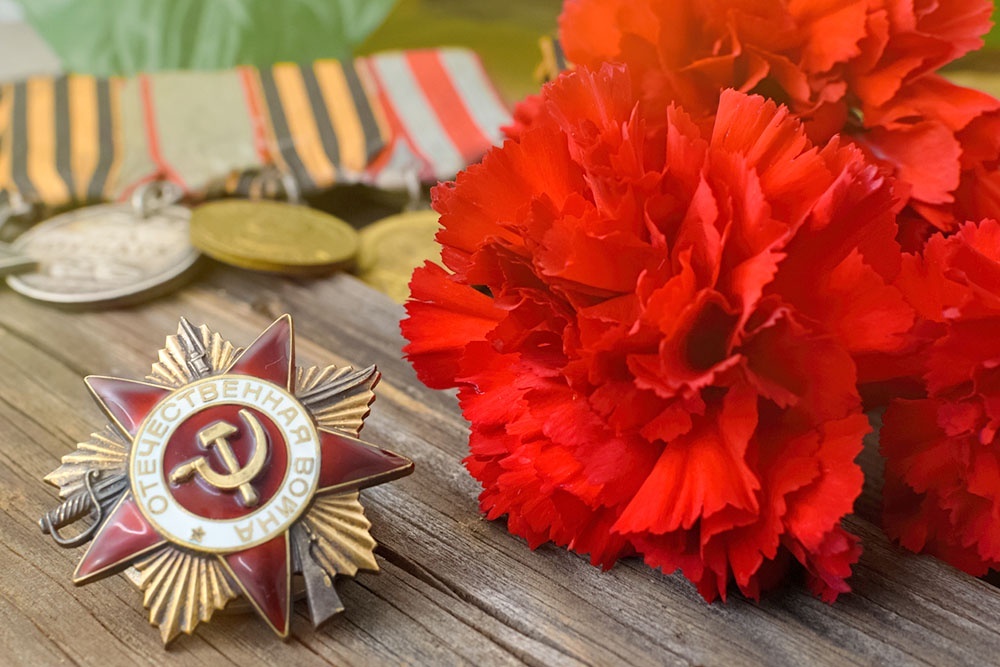    9 Мая - в этот день поздравляют ветеранов, родных, коллег и друзей, говорят о мире, мужестве и памяти поколений. / iStock