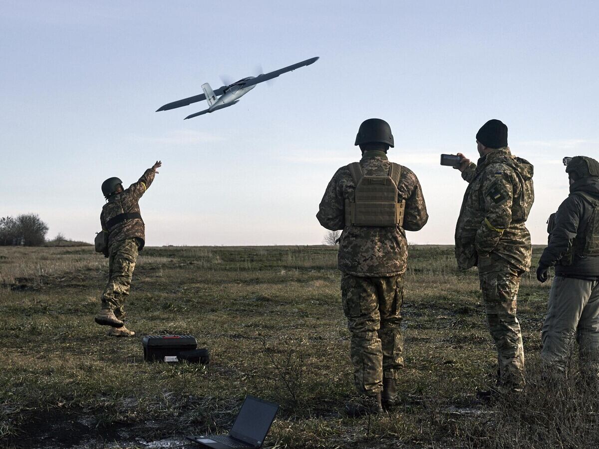    Украинские военные запускают беспилотник | © AP Photo / Libkos