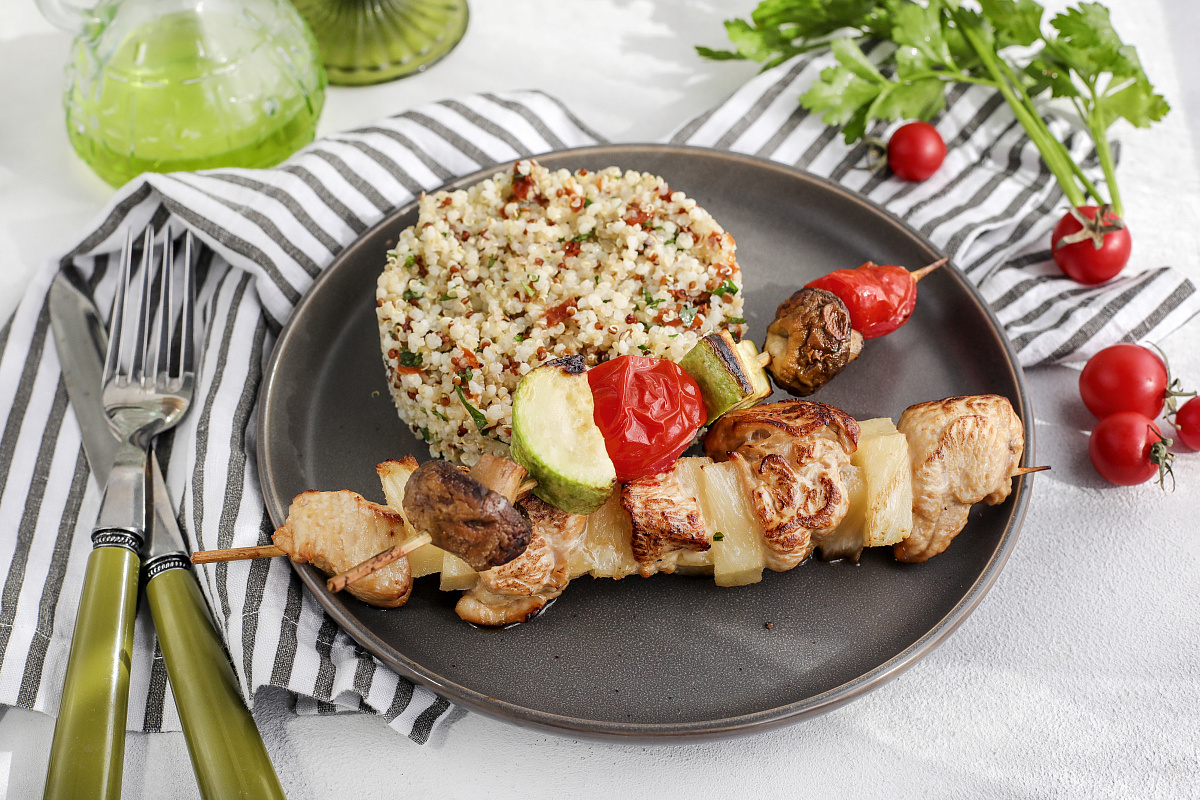 Микс шашлыков из индейки и овощей с табуле из киноа и пшенной крупы