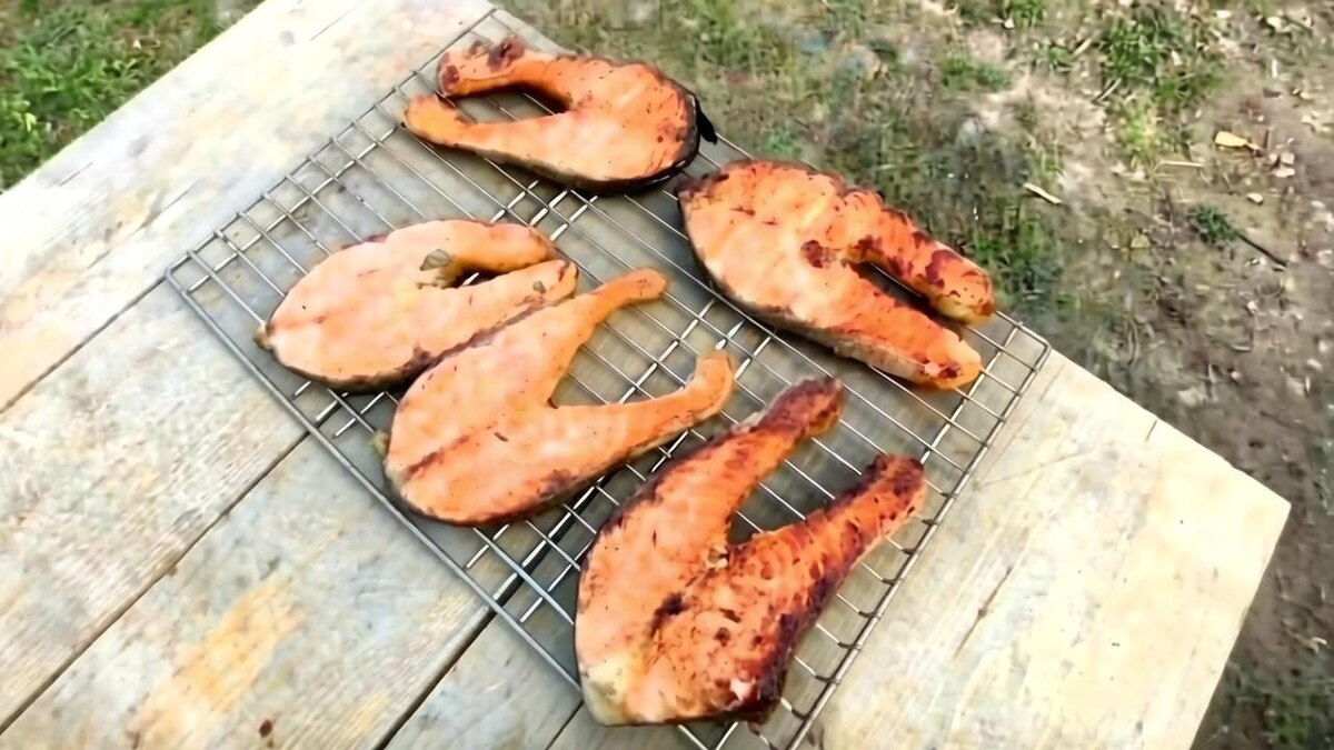 Стейки лосося с апельсиновым соусом на мангале  