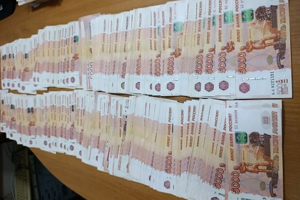    Иностранец пытался вывезти 2,8 млн рублей контрабандой из Новосибирска. Фото: Сибирское таможенное управление