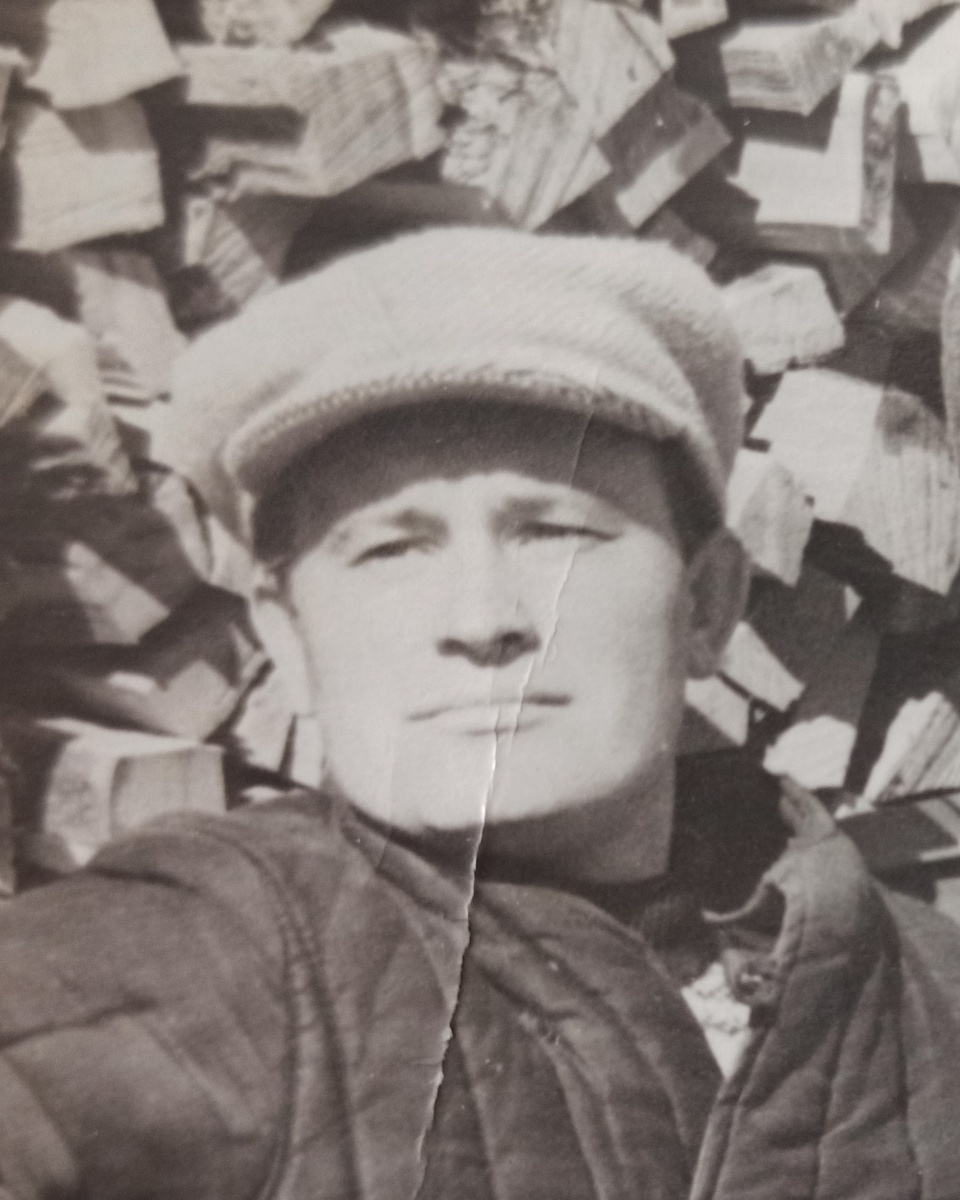 Мой дед, Павел Асауленко. Механик с "золотыми руками" и сердцем защитника. Человек, который не просто жил в эпоху перемен, а сам настраивал их сложную механику