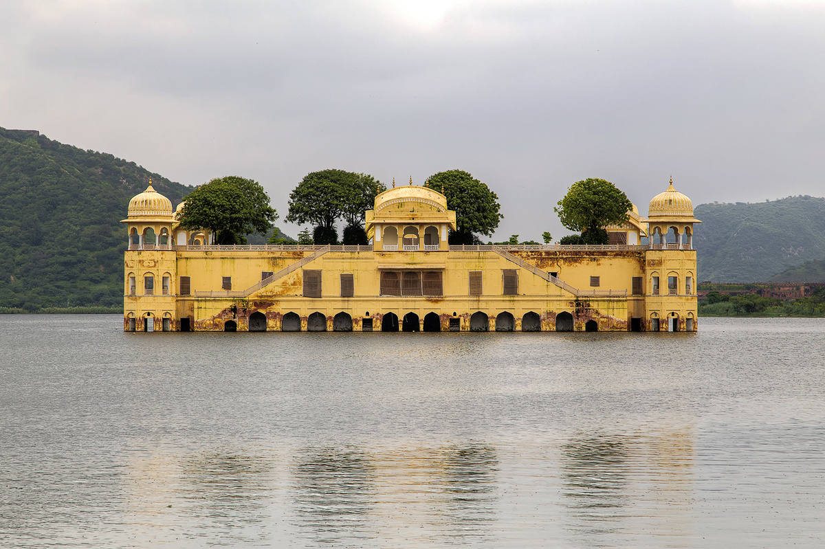 Изображение взято с сайта https://upload.wikimedia.org/wikipedia/commons/6/6d/Jal_Mahal_in_Man_Sagar_Lake.jpg